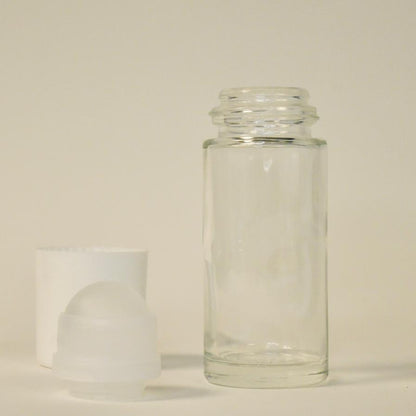 Bouteille en verre avec applicateur à bille pour deodorant fait maison